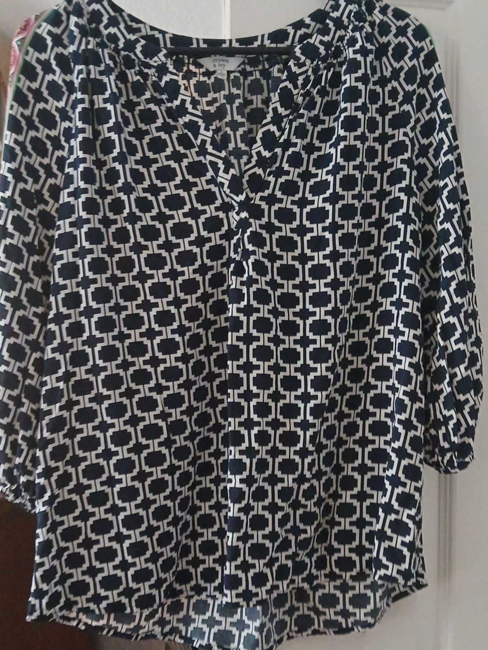 crown & ivy Black and White Geometric Peasant Blouse